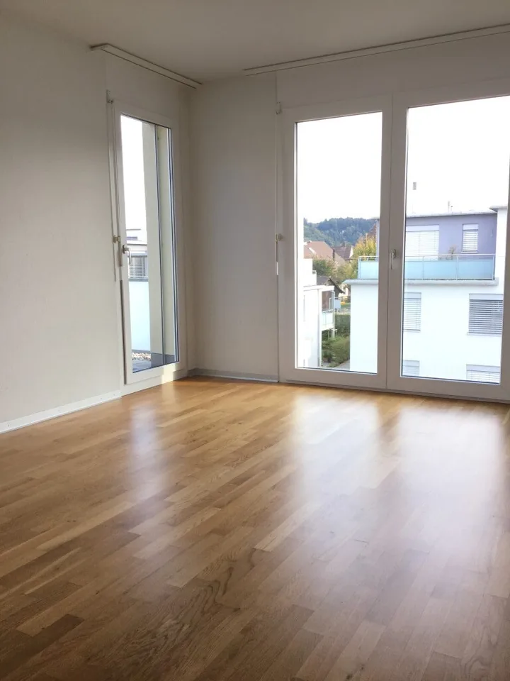 Appartamento moderno in mansarda di 3,5 locali con terrazza a Kemptthal