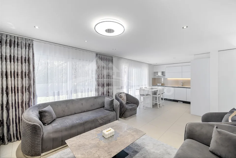 Schöne moderne Villa mit zwei Wohnungen