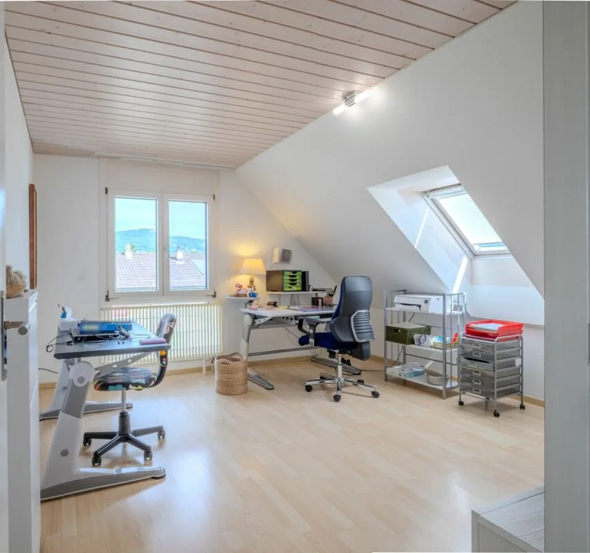 Vivere in modo age-friendly: ampia mansarda di 4,5 locali con ascensore e 2 posti auto – foto 8 di 13