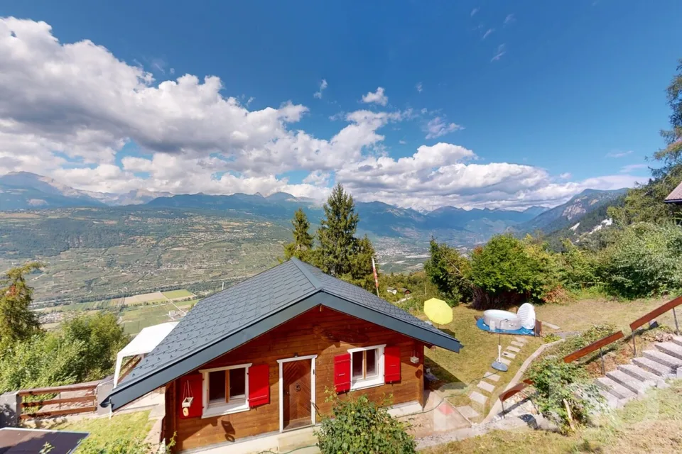 Renovierte Berghütte mit Blick auf die Gipfel, ideal für eine Zweitwohnung