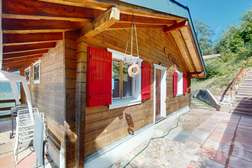 Renovierte Berghütte mit Blick auf die Gipfel, ideal für eine Zweitwohnung