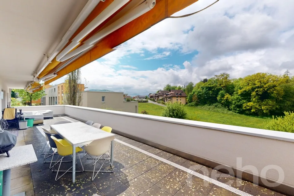 La tua nuova casa con un ampio balcone e una vista panoramica