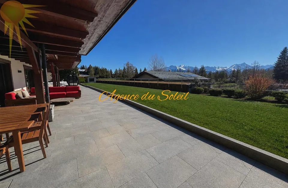 Luxueux appartement de 5.5 pièces en plein centre de la station et en bordure directe du golf !