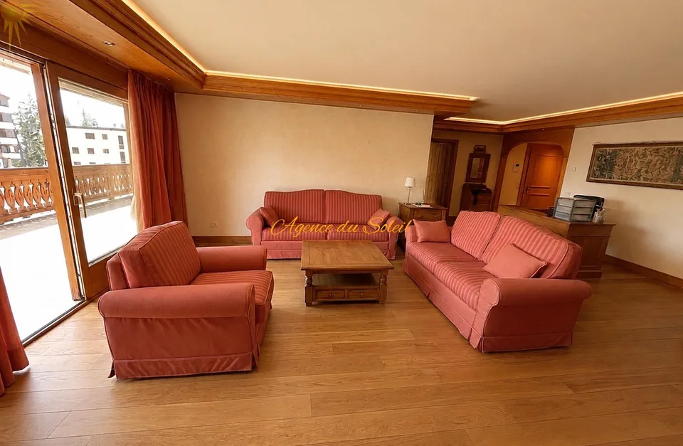 Plein coeur de Crans ! Élégant appartement de standing de 3,5 pièces avec vaste terrasse orientée est!