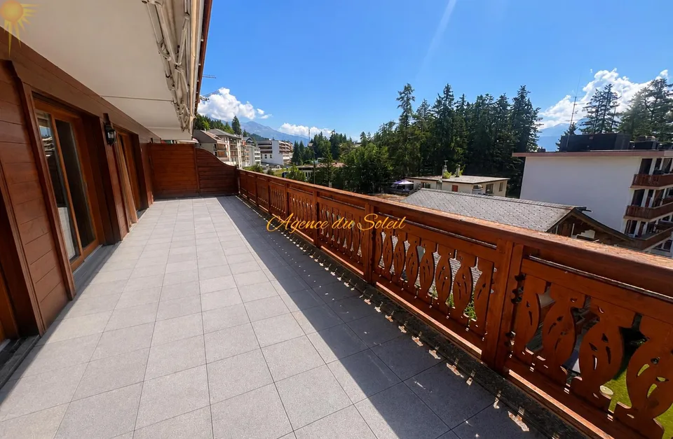 Plein coeur de Crans ! Élégant appartement de standing de 3,5 pièces avec vaste terrasse orientée est!