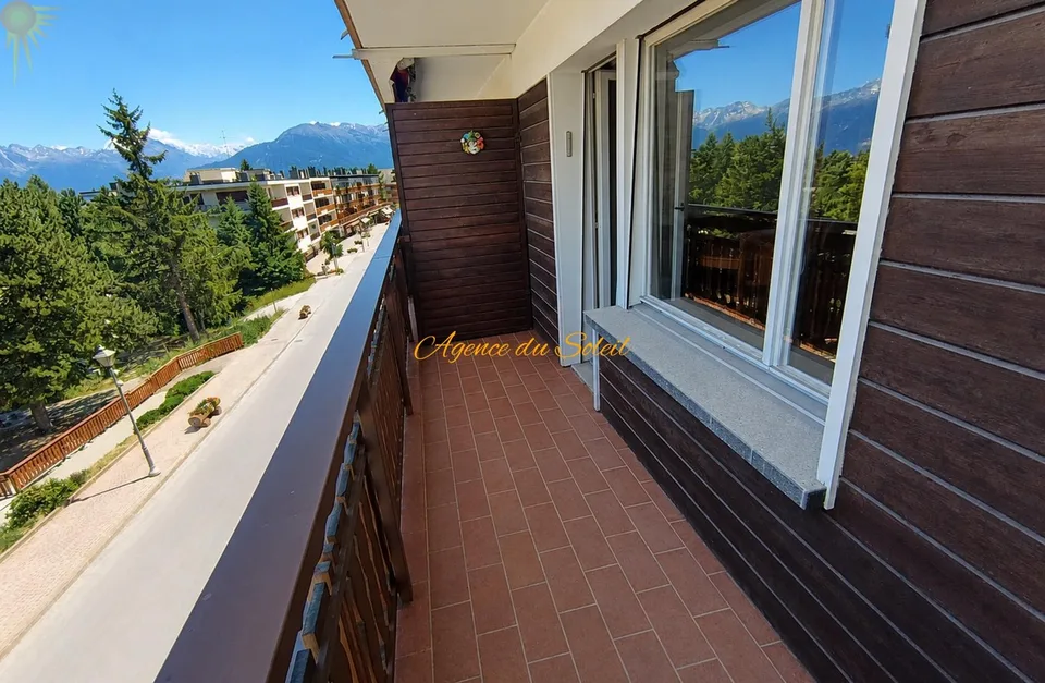 Au coeur de Crans, spacieux appartement traversant (est-ouest) de 2.5 pièces avec 2 balcons !