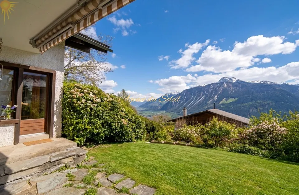 Maison à fort potentiel comprenant 2 appartements séparés, située à 5 minutes en voiture de Crans-Montana !