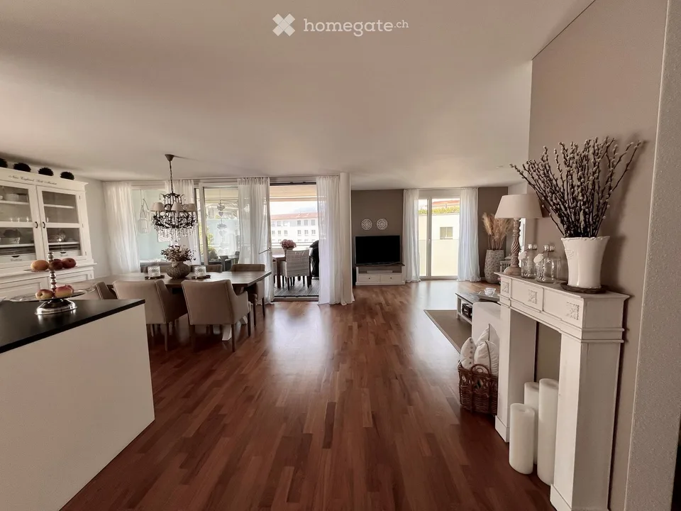Ampio appartamento di 5.5 locali con balcone in una zona tranquilla