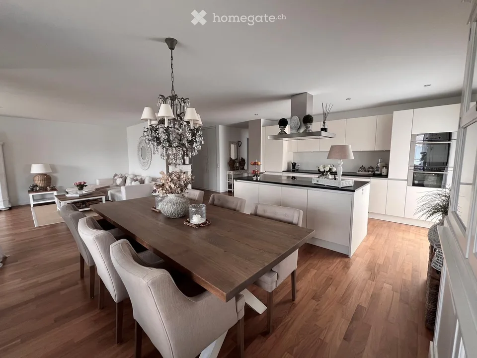 Grosszügige 5.5-Zimmer-Wohnung mit Balkon an ruhiger Lage