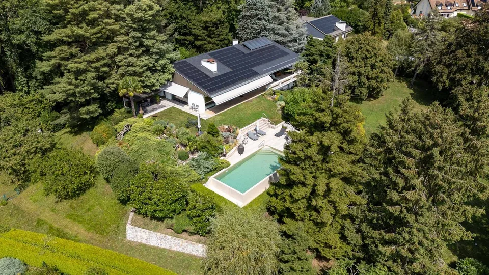 Superbe propriété de 7.5 Pièces avec piscine - potentiel de développement