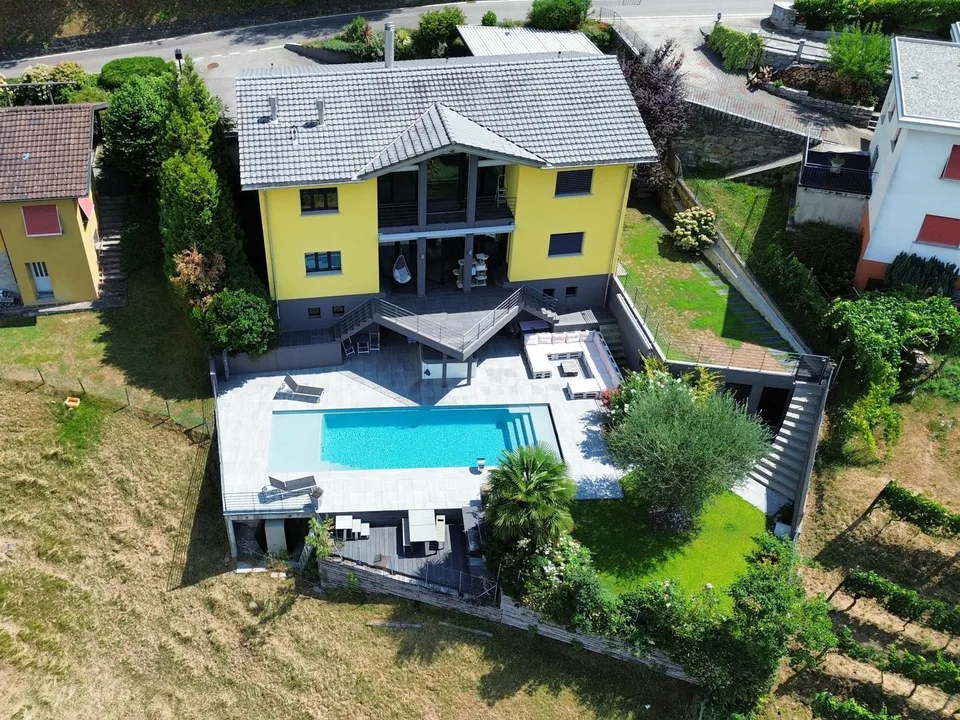Bellinzona - Camorino - Casa bifamiliare composta da due appartamenti indipendenti con splendida vista panoramica e piscina