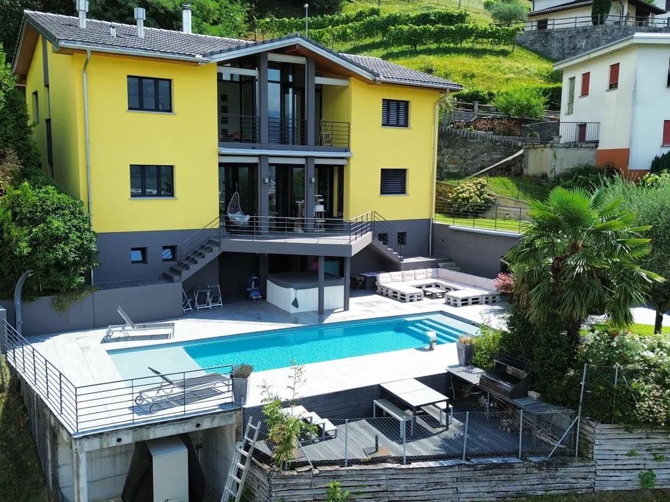 Bellinzona - Camorino - Doppelhaushälfte mit zwei unabhängigen Wohnungen, atemberaubender Panoramablick und Swimmingpool