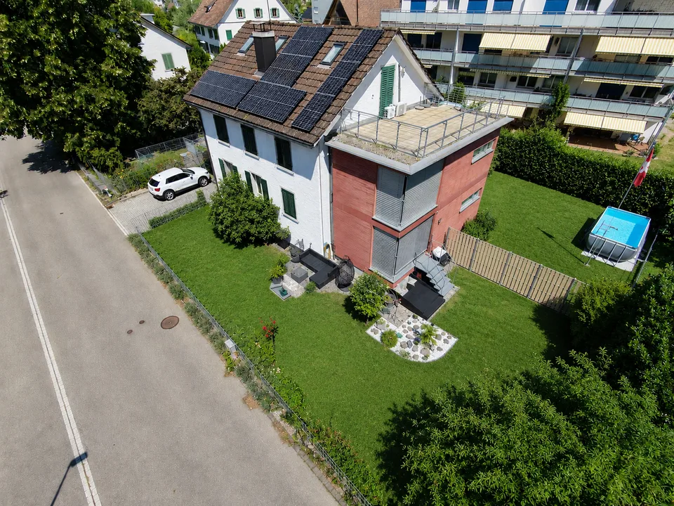 Freistehendes Zweifamilienhaus mit grosszügigem Garten und sonniger Dachterrasse