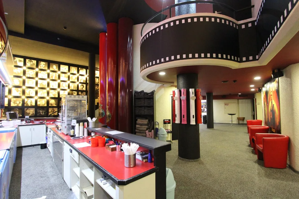 Ex gioiello di cinema con 772 m² pieni di possibilità nel centro di Coira