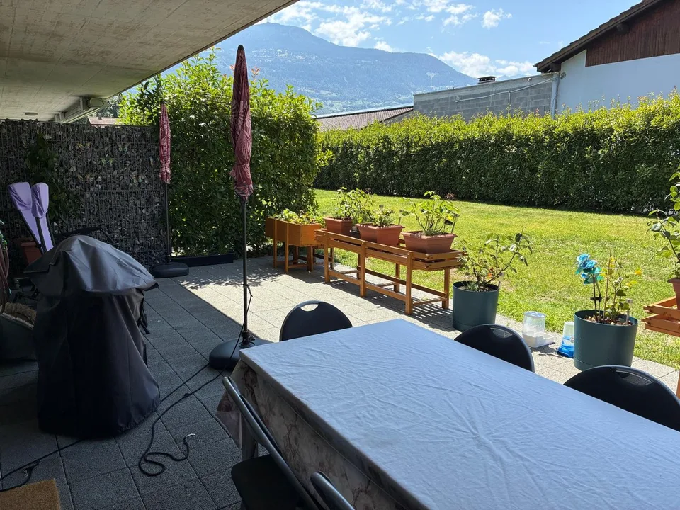 Piano terra con terrazza e accesso al prato – 2 posti auto