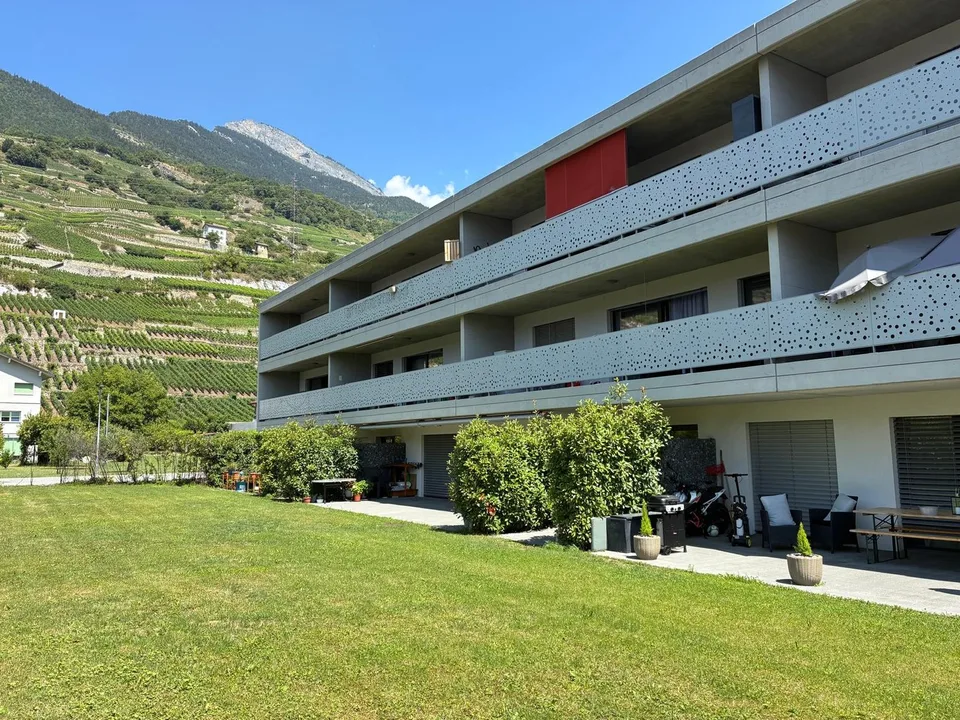 REZ avec terrasse et accès pelouse – 2 places de parc