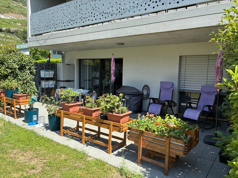 Piano terra con terrazza e accesso al prato – 2 posti auto