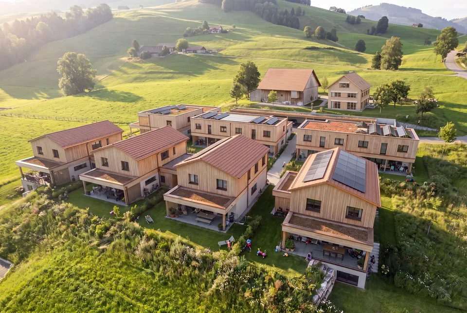 Sopra la nebbia, ampia casa unifamiliare con dintorni e piscina