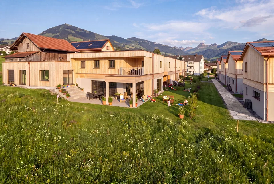 Sopra la nebbia, ampia casa unifamiliare con dintorni e piscina