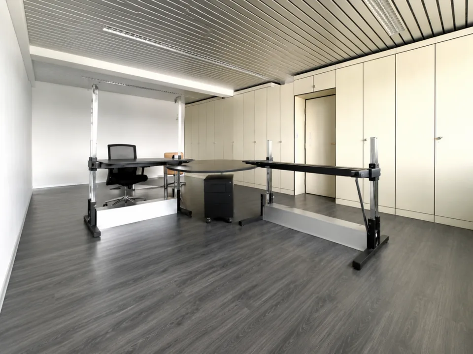 Verwaltungs/Büro 4 Räume 200 m2 in Kerzers