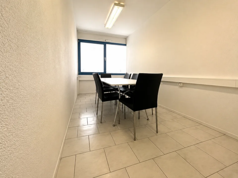 Verwaltungs/Büro 4 Räume 200 m2 in Kerzers