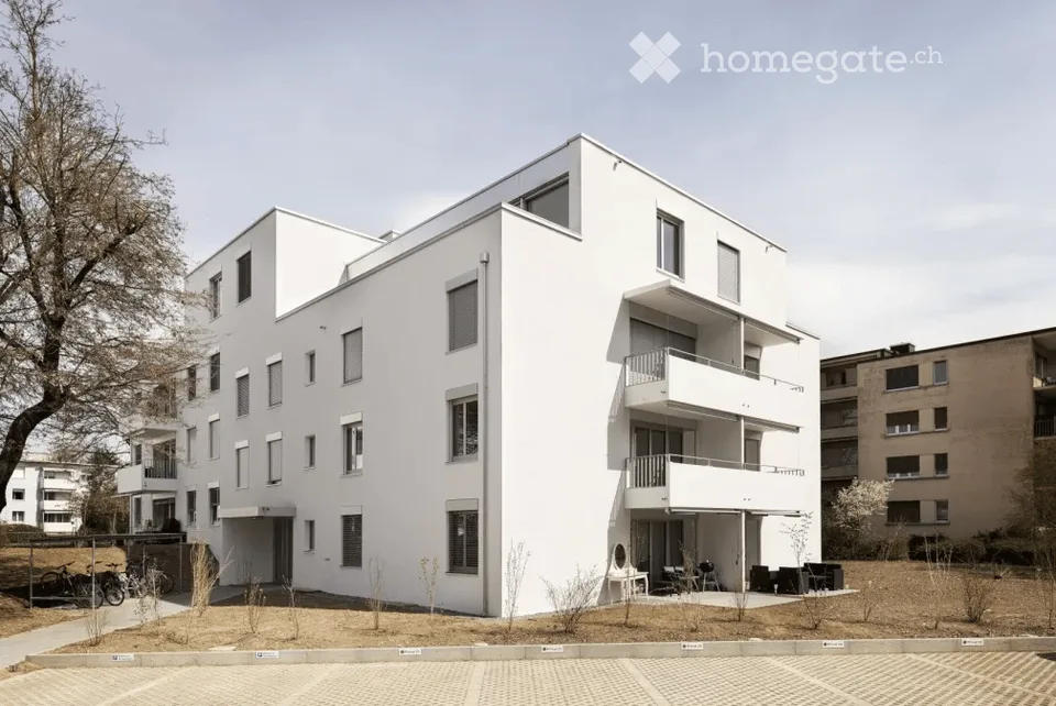 Helle moderne 3.5-Zimmer-Wohnung mit Balkon in Dübendorf