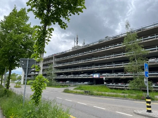Posto auto coperto a Oerlikon cercato?