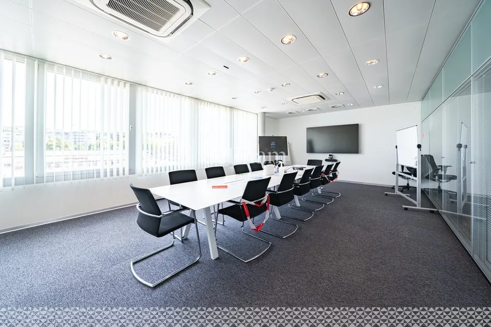 Uffici moderni di ca. 1120 m2 vicino alla stazione CFF