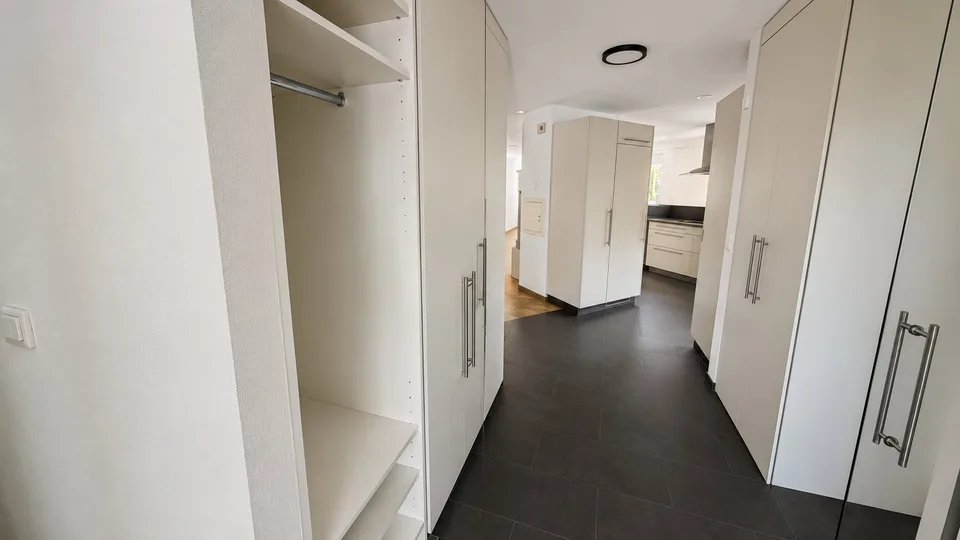 Ampia casa unifamiliare di 8 locali con dependance e garage in una zona tranquilla a Gümligen