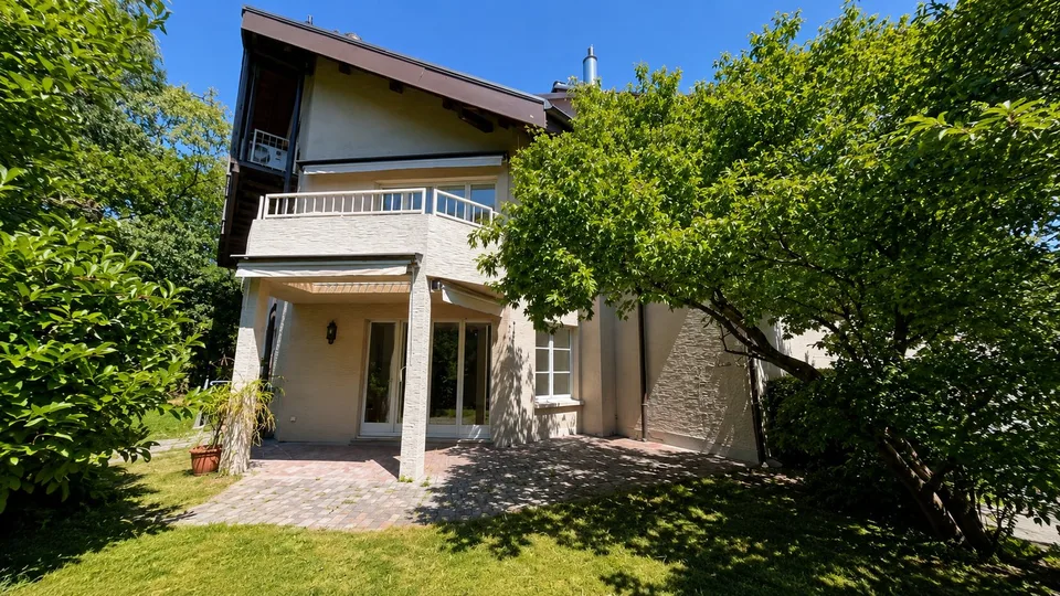 Ampia casa unifamiliare di 8 locali con dependance e garage in una zona tranquilla a Gümligen