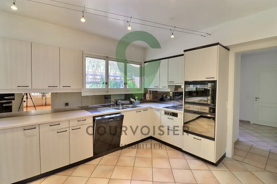 APPARTEMENT A RENOVER DANS PETITE PPE, VUE IMPRENABLE LAC ET ALPES