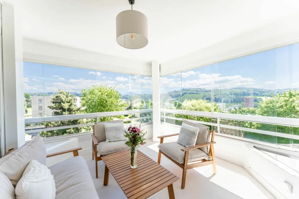 Attique 4,5 pièces rénové avec grande terrasse - Luminosité, cachet et confort !