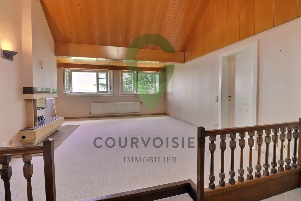 APPARTEMENT EN ATTIQUE AVEC VUE IMPRENABLE SUR LE LAC ET ALPES