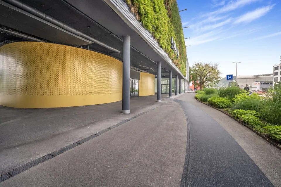 Spazio commerciale di 235m2 con 355 m2 di visibilità in posizione primaria