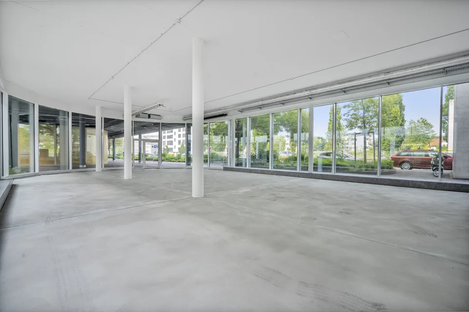Spazio commerciale di 235m2 con 355 m2 di visibilità in posizione primaria