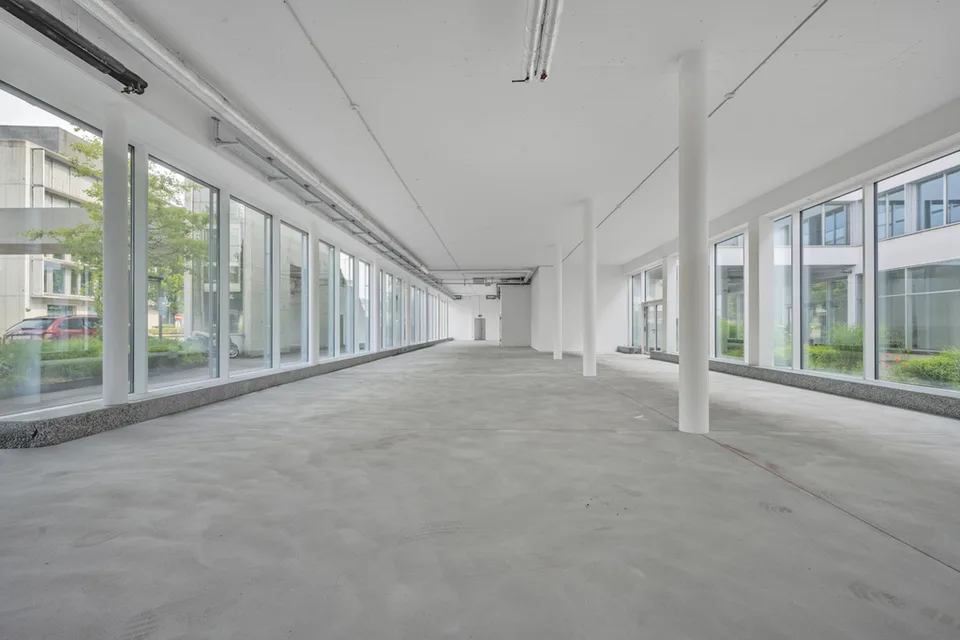 Spazio commerciale di 235m2 con 355 m2 di visibilità in posizione primaria
