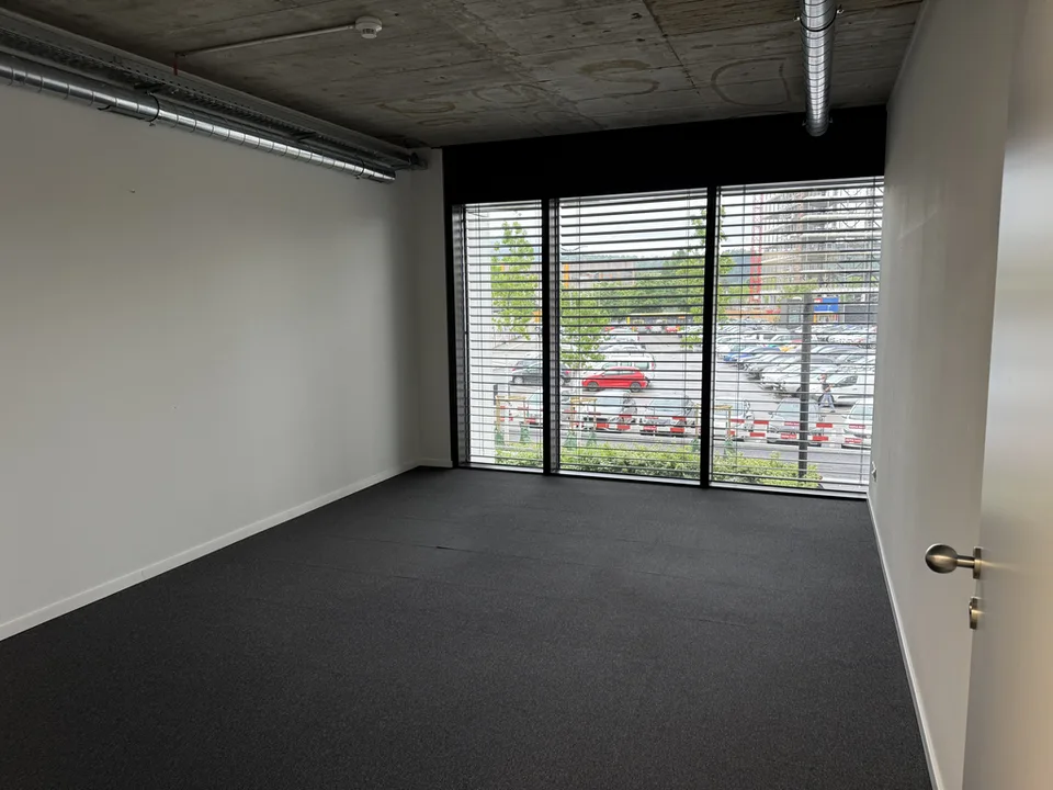 Kompaktes Büro im Zwischengeschoss