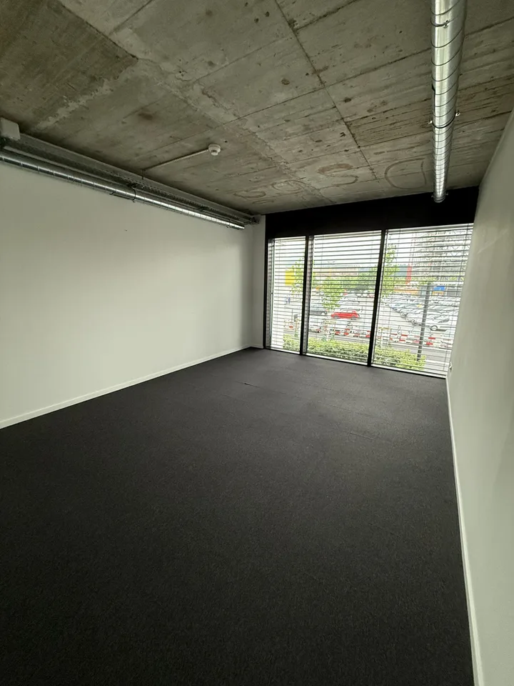 Kompaktes Büro im Zwischengeschoss