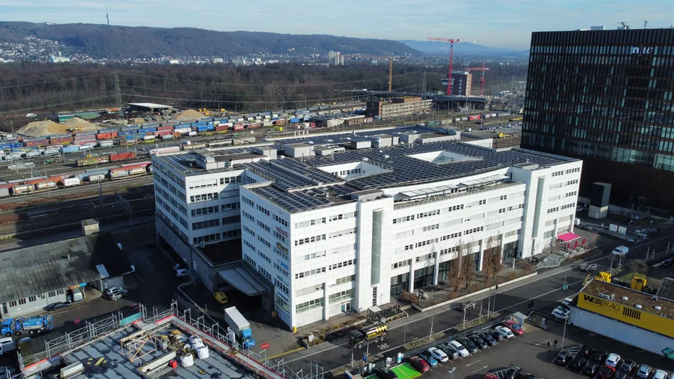 Kompaktes Büro im Zwischengeschoss