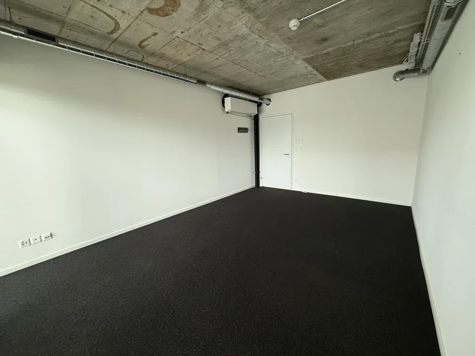 Kompaktes Büro im Zwischengeschoss