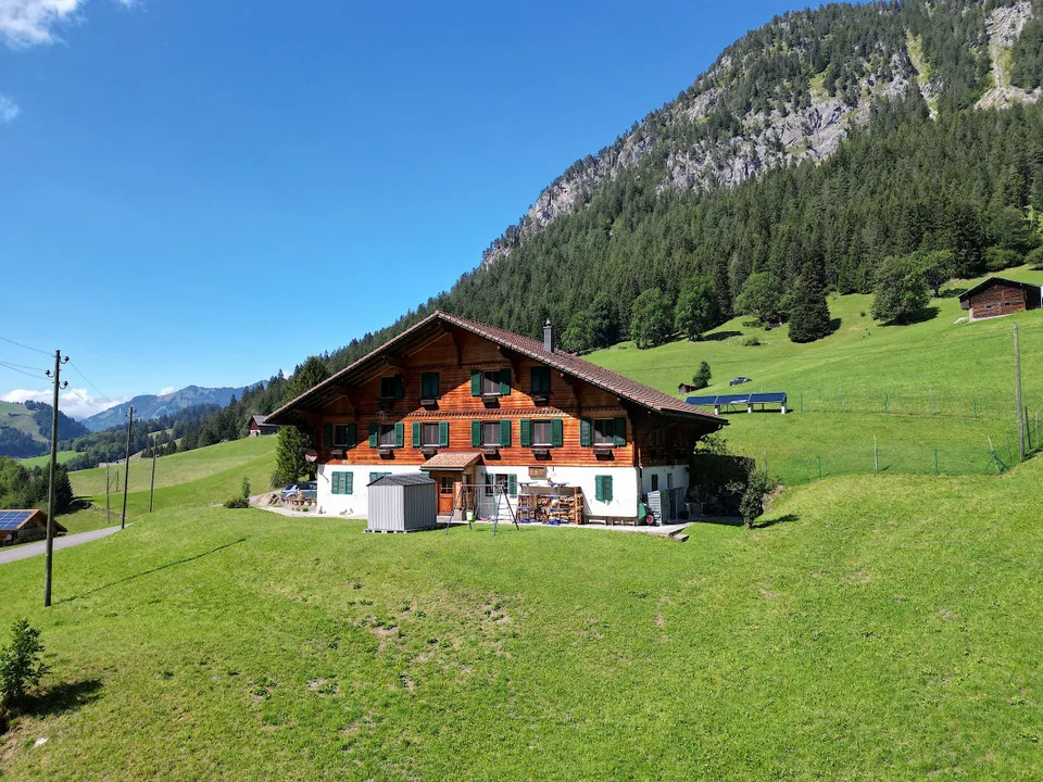 L'ETIVAZ - SUPERBE CHALET DE TROIS APPARTEMENTS