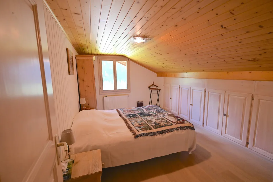 L'ETIVAZ - SUPERBE CHALET DE TROIS APPARTEMENTS