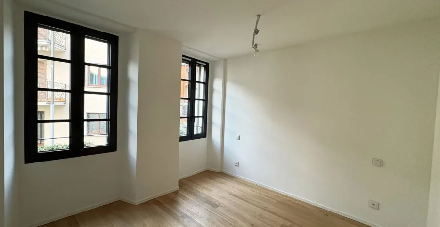 Moderno Appartamento di 3.5 Locali al 1 Piano con Vista Lago a Pura - Comfort in Posizione Tranquilla