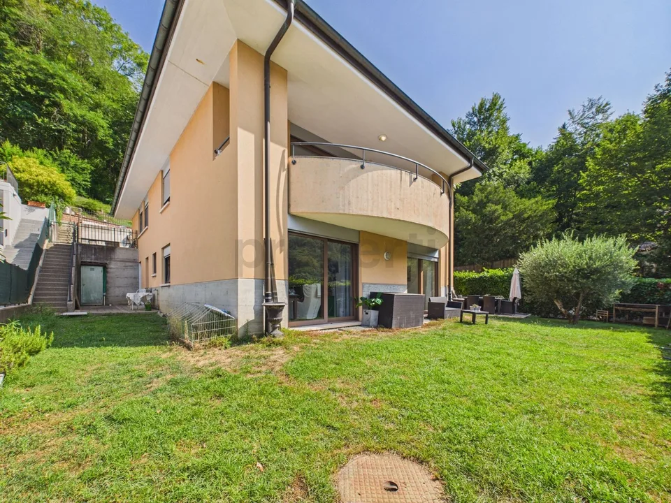 Esclusiva villa con piscina, ampio giardino e accesso a spiaggia privata a Figino