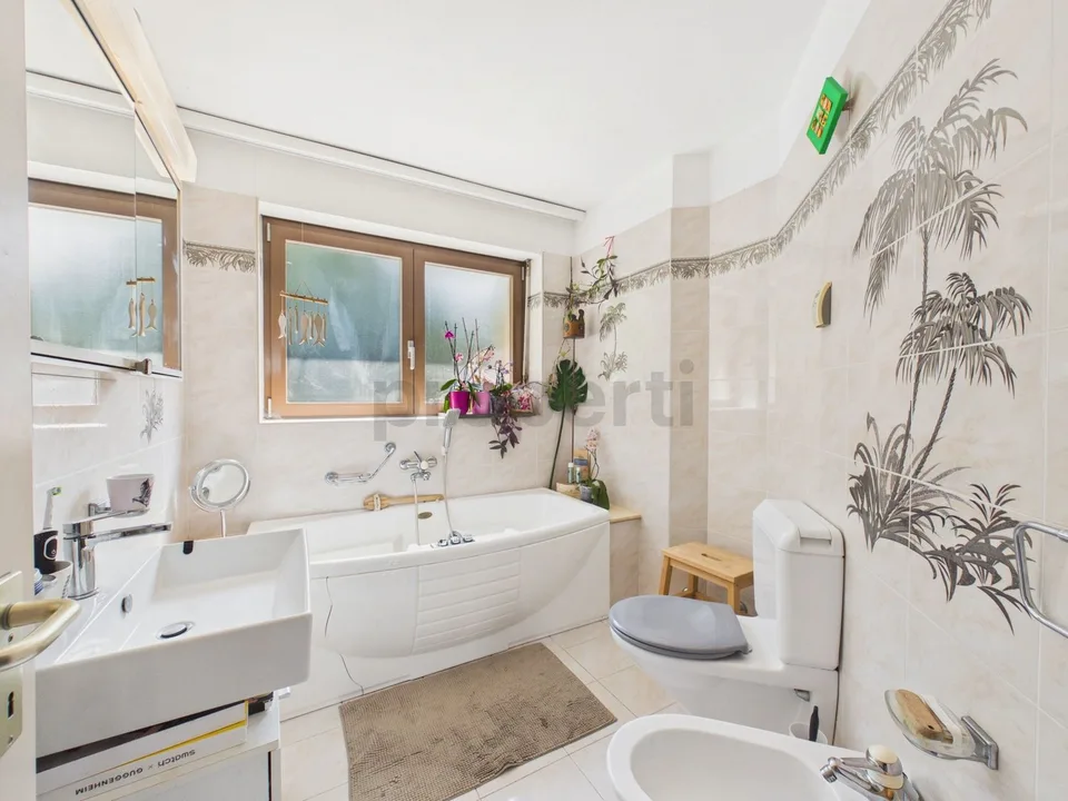 Exclusive villa with pool, large garden and access to private beach in Figino – photo 25 of 32
