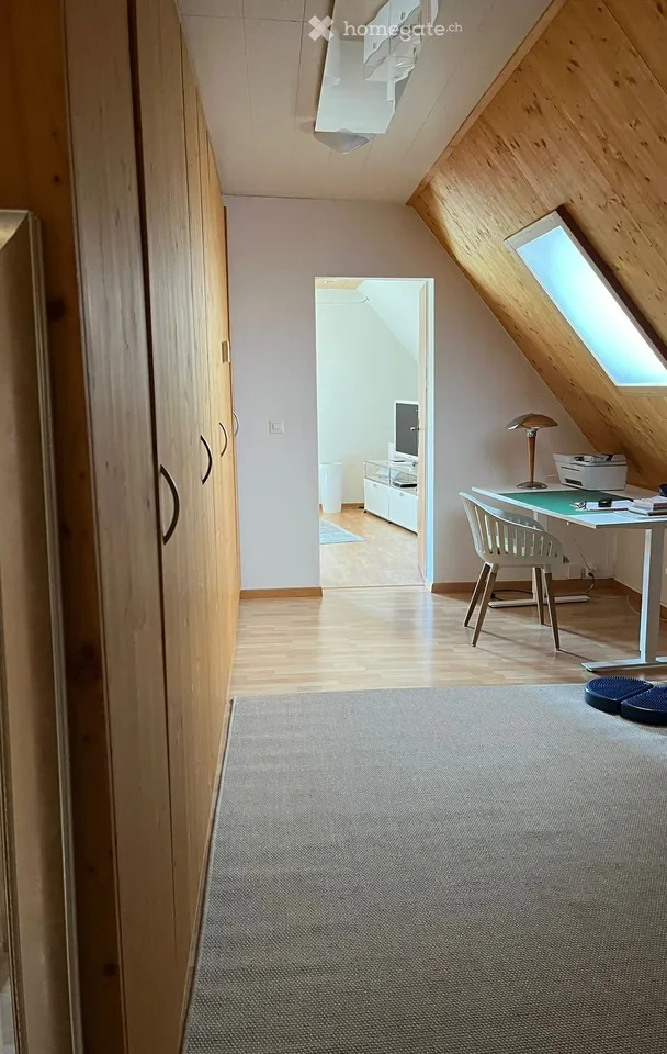 Grosszügige 2.5 Zimmer Dachwohnung auf dem Land