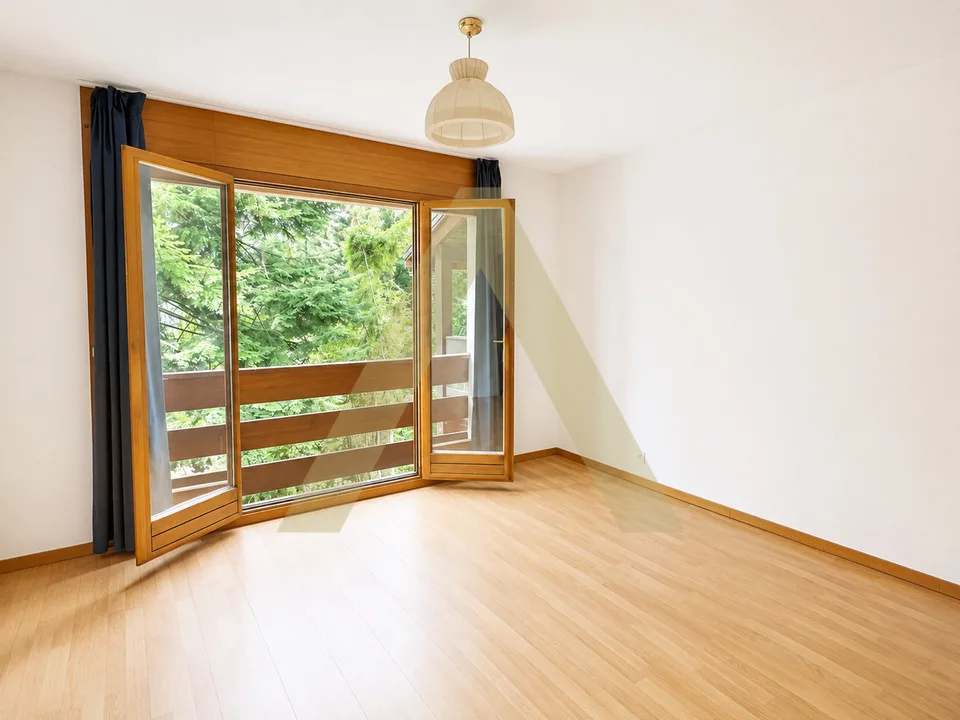 Ampio appartamento di 2,5 locali con balcone in un ambiente verde