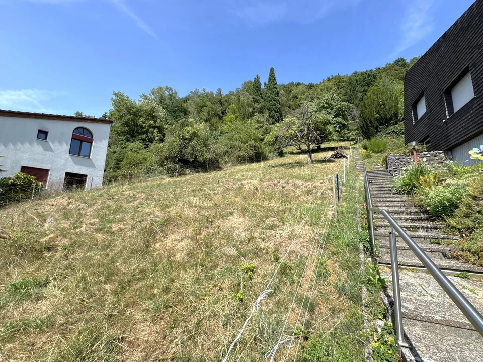 Terreno edificabile/casa unifamiliare in una posizione tranquilla e soleggiata con vista - una rarità!