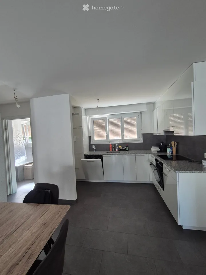 Appartement 3 pièces rénové au 1er étage avec ascenseur