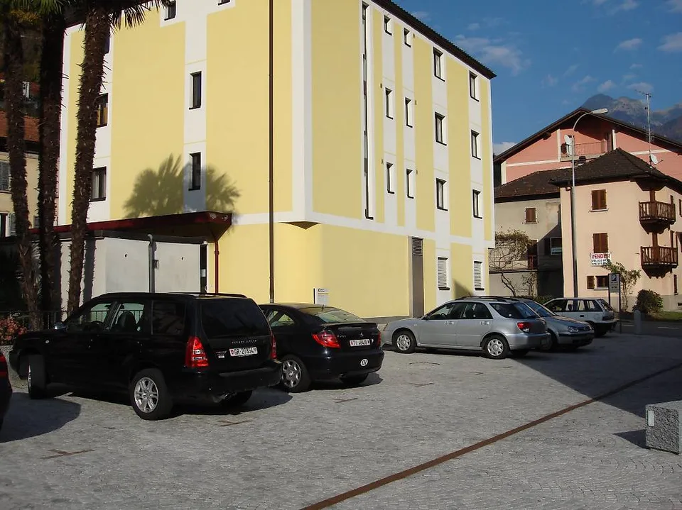 Location de bureau - 2 pièces avec parking inclus - Roveredo